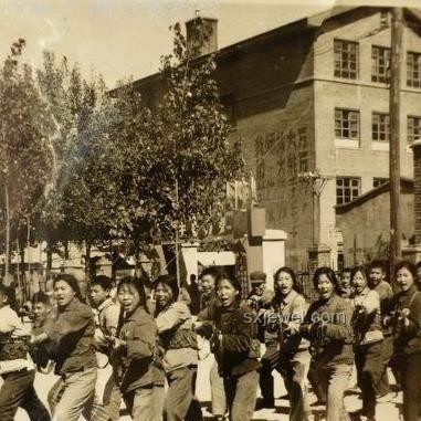 家长们考场外花样整活：焦虑与爱的双刃剑